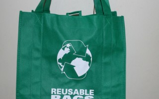 圖︰洛縣部分城市規定7月1日開始不得使用塑膠袋，民眾也可以攜帶環保購物袋購物。﹙攝影︰袁玫/大紀元﹚