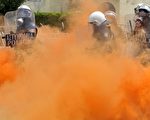 29日，希臘抗議者試圖封堵道路，與警方發生衝突。（AFP）