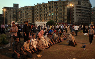 埃及开罗广场警民冲突千余人伤