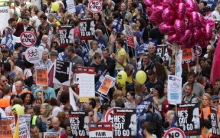 抗议养老金改革 英国数十万公教大罢工