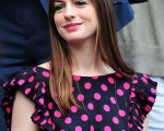 女星安妮-海瑟薇（Anne Hathaway）现身温网观战，身穿波点裙可爱俏皮。(图/Getty Images)