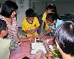 署立嘉義醫院中醫科七日舉辦「小小華陀營」，小朋友在DIY捲養生壽司。   （攝影：李擷瓔／大紀元）