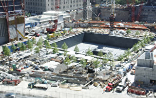 9/11紀念官場將於9月11日開幕﹐該址一時只能容納1500人﹐希望參觀廣場的民眾可上網註冊申請免費入場券。網址﹕http://www.911memorial.org/(攝影﹕黎新/大紀元)