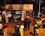 7月13日，印度金融中心孟買發生三起爆炸，內政部稱事件為「恐怖攻擊」。圖為孟買達德（Dadar）區，印度安全人員在炸彈爆炸現場調查。（SUJIT JAISWAL/AFP/Getty Images）