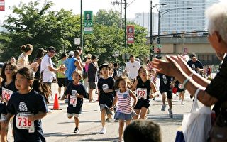 芝加哥唐人街五公里赛跑 700人参加
