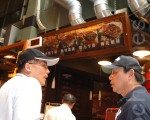 商圈日涌10万游客 店家催公安加把劲
