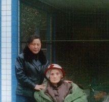 多年前重庆维权人士白中美与母亲合影(白中美提供)