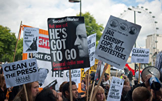 英国民众19日聚集街头，要求首相大卫‧卡梅伦下台。（AFP）