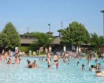 熱浪侵襲下在Troy Family Aquatic Center避暑的人們。（攝影：鍾元/大紀元）