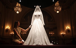 英国凯特王妃大婚时所穿的婚纱、婚鞋以及婚礼上所佩戴的首饰等物品于7月20日在位于伦敦的白金汉宫展出。(AFP)