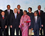 7月23日，澳洲外交部长陆克文（前排左二）出席了在印度尼西亚巴厘岛举行的第18届东盟地区论坛外长会。（图片来源：ADEK BERRY/AFP/Getty Images）