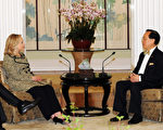 美國國務卿希拉里及香港特首曾蔭權，25日在香港禮賓府就雙方關注議題交換意見。（圖由香港政府新聞處提供）