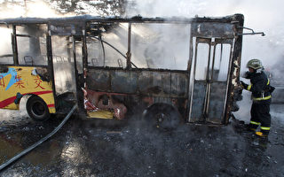 火烧巴士 6伤者突变嫌犯 逾4万人质疑