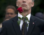 2011年7月25日，挪威總理史托騰柏格在奧斯陸的爆炸現場主持哀悼會紀。（Paula Bronstein /Getty Images)