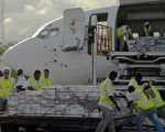 7月27日，联合国世界粮食计划署首批10吨救援物资抵达索马里首都摩加迪休。（AFP）