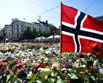 挪威民眾用鮮花悼念七．二二雙恐襲擊案的遇難同胞（JONATHAN NACKSTRAND/Getty Images)