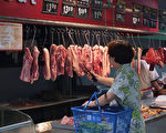 中国7月份CPI比去年同期上涨6.5%，食品价格比去年同期上涨14.8%，又以猪肉价格涨幅最大，比去年同期上涨56.7%。图为，2011年7月3日，湖北宜昌一超市卖猪肉的柜台。(ChinaFotoPress/Getty Images)