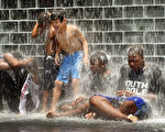 上個月中下旬，芝加哥高溫持續8天，超歷史記錄。圖為孩子們在芝加哥的千禧公園里戲水。(Tim Boyle/Getty Images)