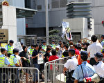 社民連星期日（7月31日）再到中聯辦抗議當局草菅人命，要求撤查事故交待真相。（攝影：大紀元/潘在殊）