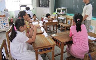 海豐國小老師與學童互動，讓學童快樂學習。（攝影：李惠堂／大紀元）