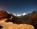 日本科學家稱，由於全球暖化，2條位於尼泊爾中部與東部低海拔潮濕地區的冰河也許即將消失。 圖為從Syangboche看喜馬拉雅山脈的主峰——珠穆朗瑪峰。（AFP PHOTO/Prakash MATHEMA）