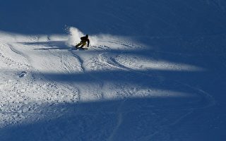 组图：瓦纳卡直升机滑雪挑战赛 极限激情
