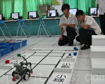改善生活机器人，高中组设计机器人能将不同的物件依属性分类到指定的位置。(摄影：陈文敏/大纪元)