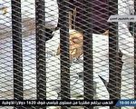 埃及前总统穆巴拉克8月3日被用一副担架抬进法庭受审   （AFP）
