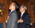 图：李孟贤和邱信福在市政厅宣誓要诚实奉公。（摄影：吴雅儒/大纪元）
