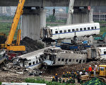 2011年7月24日，溫州動車追尾事故現場，救援人員正在將殘留在高架鐵軌的車廂吊離。(ChinaFotoPress/Getty Images)