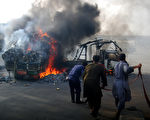 巴基斯坦卡拉奇（Karachi）发生的种族与政治暴力事件，今年内已夺走800条人命。图为2011年8月1日，卡拉奇种族冲突事件，消防队员扑灭燃烧的车辆。（图片来源：RIZWAN TABASSUM／AFP）