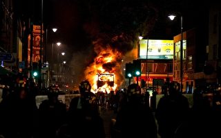 伦敦北部发生暴乱 警车被烧商店被砸