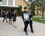 8月6日，多伦多华裔地产经纪韩建国的追悼会在北约克一座教堂举行 。 韩建国的独子韩松（右二）手捧父亲遗像，与母亲Sharon Song（右三）走出灵堂。（摄影：周月谛／大纪元）
