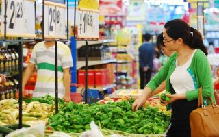 大陆一位市民在九江市购买蔬菜。大陆的猪肉等价格已经大幅上涨。    （图片来源：Getty images）