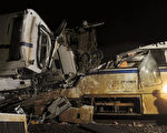 溫州動車事故調查小組目前不再包括鐵道部官員，官方承認，除了信號系統設計缺陷，動車製造也不過關。图为：7.23动车事故现场（圖片來源：STR/AFP/Getty Images）