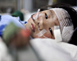 「7·23」溫州動車脫軌事故最後一個獲救的「奇蹟女孩」。(STR/AFP/Getty Images)