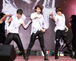 JPM团员小杰(左起)、王子、毛弟，载歌热舞演唱“月球漫步”。(图/台湾索尼音乐提供)