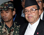 尼泊尔总理迦南（Jhalanath Khanal）（右）14日辞职，国内再度陷入混乱。（图片来源：AFP）