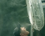 一个正张开大嘴面对着风扇的男孩，此时他的思想也许正天马行空的在天际翱翔。（摄影：DON EMMERT/AFP/Getty Images）