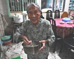 百歲人瑞劉黃廷妹，身體硬朗，偶爾做做家事，洗起米來手腳俐落。（攝影：王鏡瑜／大紀元）