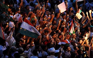 2011年8月17日，成千上万印度民众在新德里监狱前，支持反贪社运家哈扎雷。（PRAKASH SINGH/AFP/Getty Images)