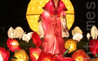 图为2010年其中一款以古代女性为造型的彩灯。（摄影：朱书麟／大纪元）