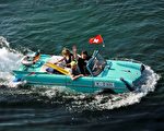 组图：乘水陆两栖车遨游瑞士纳沙泰尔湖