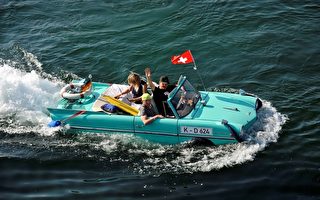 組圖：乘水陸兩棲車遨遊瑞士納沙泰爾湖