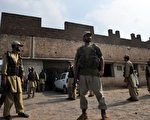 巴基斯坦安全人员在自杀攻击事件后守护在被袭击的清真寺外面（AFP）