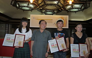 2011基隆文化创意商品竞赛，21日由市长张通荣亲自颁奖给优胜者。(基隆市政府提供)