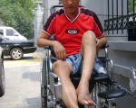 李继坐着轮椅到省政府上访（图片由知情者提供）