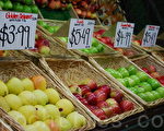 南澳各界全力抵制新西兰苹果入澳，这家果品店专卖本地产水果。苹果价牌上标明产地：阿德雷德山谷Adelaide Hill，店主表示对异地或海外苹果的种植、产地等情况不了解，所以只卖本地水果。（摄影：肖梅／大纪元）