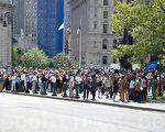 感受到地震后﹐曼哈顿政府大楼工作的上班人员被紧急疏散，跑到曼哈顿富利广场（Foley Square）进行躲避，并与家人通话互报平安。(摄影﹕桦星/大纪元)