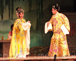 女主角雷玉霞飾演的霍小玉(左)及伍國榮飾演的李益，無論唱功、造手都熟練到位。(攝影:何詠/大紀元)
